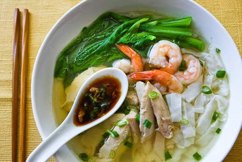 Ipoh hor fun (mì dẹt kiểu Perak) Thành phố Ipoh, bang Perak bao quanh bởi núi đá vôi, ảnh hưởng lớn đến các dòng suối nơi đây. Nước suối được dùng để nấu mì Ipoh hor fun mang hương vị khác biệt không nơi nào có. Món này có nguồn gốc từ cộng đồng người Hoa ở Perak. Nước dùng từ gà và tôm, trong mì có hẹ Trung Quốc, thịt gà xé và thịt tôm. Ipoh hor fun (mì dẹt kiểu Perak) Thành phố Ipoh, bang Perak bao quanh bởi núi đá vôi, ảnh hưởng lớn đến các dòng suối nơi đây. Nước suối được dùng để nấu mì Ipoh hor fun mang hương vị khác biệt không nơi nào có. Món này có nguồn gốc từ cộng đồng người Hoa ở Perak. Nước dùng từ gà và tôm, trong mì có hẹ Trung Quốc, thịt gà xé và thịt tôm.