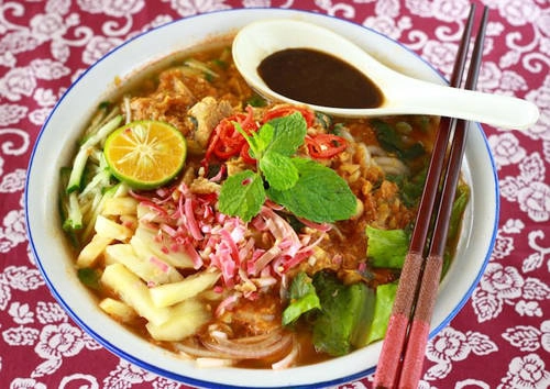 Penang assam laska (mì Laske me kiểu Penang) Laska là món ăn phổ biến ở Malaysia và Singapore. Phiên bản laska của Penang có thêm assam (me) trong nước dùng mang lại vị chua thơm độc đáo. Những sợi mì dày, cá mackerel xé nhỏ, các loại thảo mộc hấp dẫn với xả, gừng và lá bạc hà tạo nên bát assam laska hương vị khó quên. Tuy nhiên, một bát assam laska chính hiệu không thể thiếu hae ko (mắm tôm). Penang assam laska (mì Laske me kiểu Penang) Laska là món ăn phổ biến ở Malaysia và Singapore. Phiên bản laska của Penang có thêm assam (me) trong nước dùng mang lại vị chua thơm độc đáo. Những sợi mì dày, cá mackerel xé nhỏ, các loại thảo mộc hấp dẫn với xả, gừng và lá bạc hà tạo nên bát assam laska hương vị khó quên. Tuy nhiên, một bát assam laska chính hiệu không thể thiếu hae ko (mắm tôm).