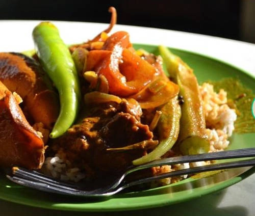 Nasi kandar (cơm cà-ri) Cộng đồng người Ấn ở Malaysia đã có công không nhỏ trong việc làm phong phú thêm nền ẩm thực nước này. "Nasi" tiếng Malay là gạo trắng. "Kandar" là cái ách bằng gỗ hoặc tre thường xuất hiện trong các quầy hàng vỉa hè ở Ấn Độ thời xưa, giúp giữ thăng bằng cho xe thức ăn. Bên cạnh cơm, thực khách có thể chọn đồ ăn kèm như lá lách bò, thịt bò, mực chiên, gà chiên, đậu bắp, gà rán, mướp đắng và cà tím. Đồ ăn kèm có thể để luôn trên cơm hoặc phục vụ trong bát nhỏ riêng. Nasi kandar (cơm cà-ri) Cộng đồng người Ấn ở Malaysia đã có công không nhỏ trong việc làm phong phú thêm nền ẩm thực nước này. "Nasi" tiếng Malay là gạo trắng. "Kandar" là cái ách bằng gỗ hoặc tre thường xuất hiện trong các quầy hàng vỉa hè ở Ấn Độ thời xưa, giúp giữ thăng bằng cho xe thức ăn. Bên cạnh cơm, thực khách có thể chọn đồ ăn kèm như lá lách bò, thịt bò, mực chiên, gà chiên, đậu bắp, gà rán, mướp đắng và cà tím. Đồ ăn kèm có thể để luôn trên cơm hoặc phục vụ trong bát nhỏ riêng.