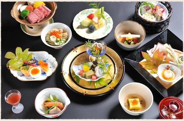 10. Kaiseki: Xuất ăn nhiều món này thường được phục vụ trước những tiệc trà. Thực đơn thay đổi theo mùa, nhưng luôn có đậu phụ, nama-fu hay chirimen sansho. Một trong những nơi lý tưởng nhất để thưởng thức là khu nghỉ dưỡng Fumimaro Konoe với dòng sông Katsura và những quả đồi xanh mướt bao quanh. Ảnh: kyoto-ryokan.