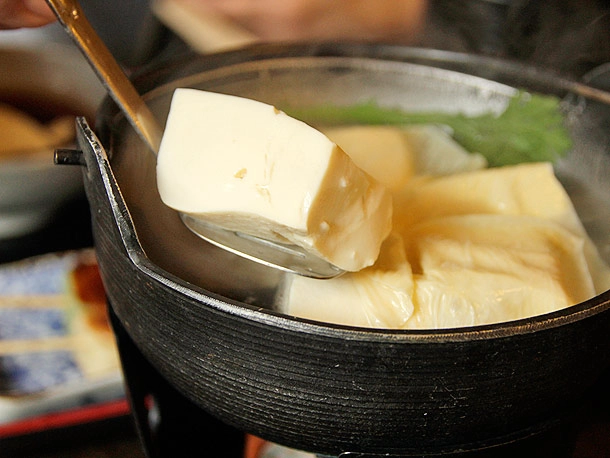 2. Đậu phụ: Kyoto nổi tiếng với nguồn nước sạch tạo nên loại đậu phụ thủ công thơm ngon. Ngoài loại đậu phụ làm bằng máy, đậu phụ thủ công hầu như vẫn giữ nguyên cách làm truyền thống ở Toyoukeya, một cửa hàng của gia đình Yamamoto từ năm 1897. Tại nhà hàng Toyouke của gia đình này, thực khách có thể thưởng thức các món đậu phụ vào bữa trưa. Nếu bạn không phải là fan của đậu phụ, thì hãy thử món đậu phụ bơ dành riêng cho thực khách Tây. Ảnh: seriousseats.