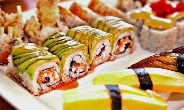6. Sushi kiểu Kyoto: Là thành phố không gần biển, món sushi truyền thống của Kyoto thường được làm với cá được bảo quản. Một trong những món sushi phổ biến nhất là sabazushi, được làm bằng cá thu ngâm cuộn cơm rồi bọc trong rong biển kombu. Món sushi Hakozushi được làm từ cơm, lươn hoặc cá thu trong một hộp gỗ hình chữ nhật rồi cắt thành những miếng nhỏ. Quán Izuju ở Gion, đối diện đền Yasaka phục vụ cả 2 món này đã hơn một thế kỷ. Ảnh: groupon.