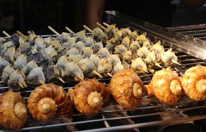 Ốc biển luộc sơ, xiên thành xâu và đem nướng mọi khiến thực khách mê tít bởi độ tươi ngon của hải sản Đài Loan. Một xâu ốc có giá tầm 60.000 đồng. Đây là món mà bạn không nên bỏ lỡ nếu có dịp ghé Đài Bắc.