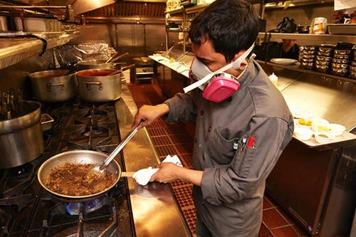 <strong>Phall, Anh:</strong> Phall được coi là món cà ri cay nhất trên thế giới với thành phần chính là các loại tiêu và ớt cực cay. Nhiều nhà hàng còn trang bị mặt nạ khí ga cho đầu bếp để tránh bị hơi ớt cay làm ảnh hưởng đến sức khỏe trong quá trình chế biến. <strong>Phall, Anh:</strong> Phall được coi là món cà ri cay nhất trên thế giới với thành phần chính là các loại tiêu và ớt cực cay. Nhiều nhà hàng còn trang bị mặt nạ khí ga cho đầu bếp để tránh bị hơi ớt cay làm ảnh hưởng đến sức khỏe trong quá trình chế biến.