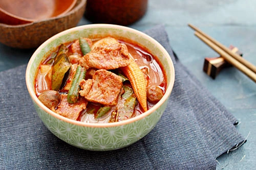 Jungle Curry, Thái Lan: Món cà ri này nổi tiếng tại Thái Lan vì số lượng lớn ớt được sử dụng để chế biến: hơn 60 loại ớt. Chắc chắn, chỉ cần nghe thấy số lượng ớt được sử dụng là du khách đã cảm thấy sức cay nóng từ món ăn. Jungle Curry, Thái Lan: Món cà ri này nổi tiếng tại Thái Lan vì số lượng lớn ớt được sử dụng để chế biến: hơn 60 loại ớt. Chắc chắn, chỉ cần nghe thấy số lượng ớt được sử dụng là du khách đã cảm thấy sức cay nóng từ món ăn.