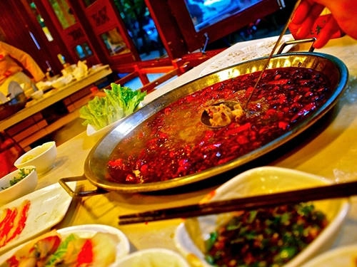 Lẩu cay, Trung Quốc: Lẩu cay Tứ Xuyên ra đời vào những năm đầu thế kỷ 20, khi những người công nhân nghèo không có tiền mua thịt. Cuối cùng, họ sử dụng những phần thịt lợn thừa rẻ tiền, nấu trong nước lẩu rất cay để át đi mùi vị của thịt. Món ăn giờ đây không chỉ dành cho giới bình dần mà đã được nâng cấp với nhiều nguyên liệu, phục vụ cho đông đảo tầng lớp và trở nên nổi tiếng trên thế giới. Tứ Xuyên cũng là một trong 4 tỉnh nổi tiếng với các món cay ở Trung Quốc. Lẩu cay, Trung Quốc: Lẩu cay Tứ Xuyên ra đời vào những năm đầu thế kỷ 20, khi những người công nhân nghèo không có tiền mua thịt. Cuối cùng, họ sử dụng những phần thịt lợn thừa rẻ tiền, nấu trong nước lẩu rất cay để át đi mùi vị của thịt. Món ăn giờ đây không chỉ dành cho giới bình dần mà đã được nâng cấp với nhiều nguyên liệu, phục vụ cho đông đảo tầng lớp và trở nên nổi tiếng trên thế giới. Tứ Xuyên cũng là một trong 4 tỉnh nổi tiếng với các món cay ở Trung Quốc.