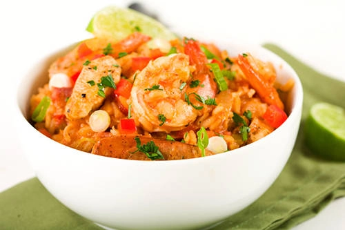 Tôm Creole, Mỹ: Tôm Creole bao gồm tôm nấu chín ăn cùng cơm, trộn lẫn với các loại rau củ như cà chua, hành, cần tây và ớt chuông. Nước sốt cay nồng của tôm Creole khiến món ăn trở nên nổi tiếng với thực khách. Khi ăn, thực khách sẽ có cảm giác như khoang miệng đang được "đốt cháy từ từ". Tôm Creole, Mỹ: Tôm Creole bao gồm tôm nấu chín ăn cùng cơm, trộn lẫn với các loại rau củ như cà chua, hành, cần tây và ớt chuông. Nước sốt cay nồng của tôm Creole khiến món ăn trở nên nổi tiếng với thực khách. Khi ăn, thực khách sẽ có cảm giác như khoang miệng đang được "đốt cháy từ từ".