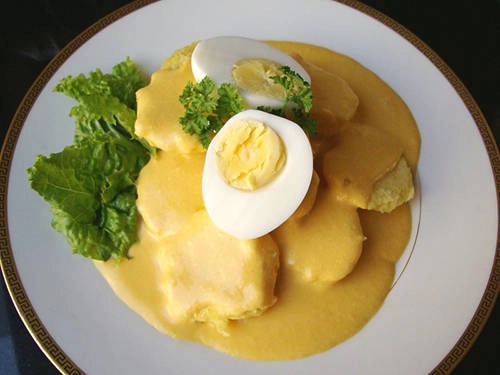 Papa A La Huancaina, Peru: Món ăn truyền thống của vùng Huancayo bao gồm các nguyên liệu cơ bản là khoai tây với nước sốt pho mát, đi kèm với trứng luộc và ô liu đen. Nghe có vẻ đơn giản và ngon miệng nhưng bạn sẽ cảm thấy sức cay nóng do món ăn có một thành phần quan trọng là ớt vàng, một loại ớt cay nổi tiếng của Peru. Papa A La Huancaina, Peru: Món ăn truyền thống của vùng Huancayo bao gồm các nguyên liệu cơ bản là khoai tây với nước sốt pho mát, đi kèm với trứng luộc và ô liu đen. Nghe có vẻ đơn giản và ngon miệng nhưng bạn sẽ cảm thấy sức cay nóng do món ăn có một thành phần quan trọng là ớt vàng, một loại ớt cay nổi tiếng của Peru.