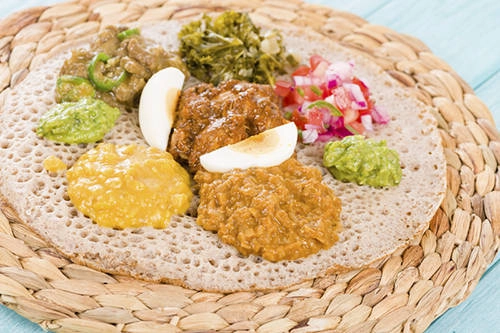 Wot, Ethiopia: Món cà ri tại quốc gia châu Phi này có nguyên liệu chính là các loại thịt tùy theo mùa và khẩu vị của khách. Wot thường được ăn kèm với inerja, một loại bánh mì phổ biến tại Ethiopia. Bạn có thể thưởng thức hương vị của hành nướng và bơ, cùng với vị cay đặc trưng trong món ăn này. Wot, Ethiopia: Món cà ri tại quốc gia châu Phi này có nguyên liệu chính là các loại thịt tùy theo mùa và khẩu vị của khách. Wot thường được ăn kèm với inerja, một loại bánh mì phổ biến tại Ethiopia. Bạn có thể thưởng thức hương vị của hành nướng và bơ, cùng với vị cay đặc trưng trong món ăn này.