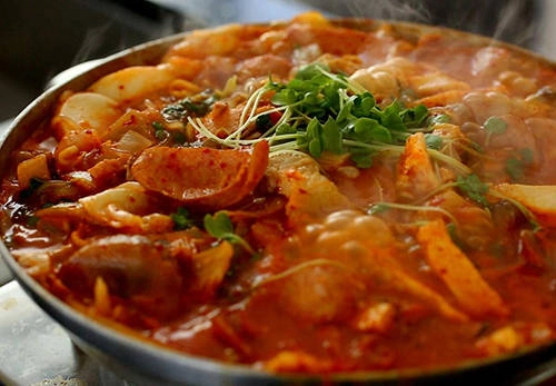 Army Stew, Hàn Quốc: Món ăn này ra đời vào thế kỷ 20 trong thời kỳ chiến tranh Hàn Quốc. Tận dụng những loại thịt đóng hộp cung cấp bởi Mỹ, người Hàn Quốc đã sáng tạo ra món ăn cay nóng, dùng kèm với các món đặc trưng của Hàn Quốc như kimchi, rong biển. Từ một món ăn đơn giản ra đời trong thời chiến, Army Stew đã trở nên nổi tiếng trên toàn đất nước. Army Stew, Hàn Quốc: Món ăn này ra đời vào thế kỷ 20 trong thời kỳ chiến tranh Hàn Quốc. Tận dụng những loại thịt đóng hộp cung cấp bởi Mỹ, người Hàn Quốc đã sáng tạo ra món ăn cay nóng, dùng kèm với các món đặc trưng của Hàn Quốc như kimchi, rong biển. Từ một món ăn đơn giản ra đời trong thời chiến, Army Stew đã trở nên nổi tiếng trên toàn đất nước.
