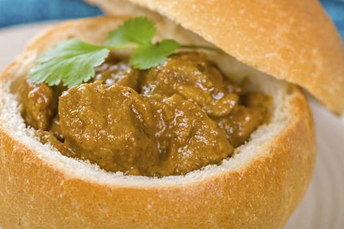Bunny Chow, Nam Phi: Bunny Chow là món ăn truyền thống của cộng đồng người Ấn Độ tại Nam Phi, sau đó được lan rộng ra toàn thế giới. Người đầu bếp khoét một mảng lớn trên ổ bánh mì rồi đổ cà ri, với nhân là thịt và các loại đậu vào bên trong. Món ăn trở nên hấp dẫn hơn khi đi kèm với cốc bia lạnh trong những ngày nóng tại Nam Phi. Bunny Chow, Nam Phi: Bunny Chow là món ăn truyền thống của cộng đồng người Ấn Độ tại Nam Phi, sau đó được lan rộng ra toàn thế giới. Người đầu bếp khoét một mảng lớn trên ổ bánh mì rồi đổ cà ri, với nhân là thịt và các loại đậu vào bên trong. Món ăn trở nên hấp dẫn hơn khi đi kèm với cốc bia lạnh trong những ngày nóng tại Nam Phi.