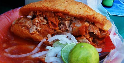 Torta Ahogada, Mexico: Món ăn phổ biến tại Mexico này là một loại bánh kẹp thịt lợn, bao gồm sốt của những loại ớt rất cay, cà chua, các gia vị khác với vị ngọt giúp cân bằng và làm bớt đi vị cay. Thịt lợn được tẩm với tỏi và nước cốt cam, sau đó được nướng lên cho tới khi chín vàng. Torta Ahogada, Mexico: Món ăn phổ biến tại Mexico này là một loại bánh kẹp thịt lợn, bao gồm sốt của những loại ớt rất cay, cà chua, các gia vị khác với vị ngọt giúp cân bằng và làm bớt đi vị cay. Thịt lợn được tẩm với tỏi và nước cốt cam, sau đó được nướng lên cho tới khi chín vàng.