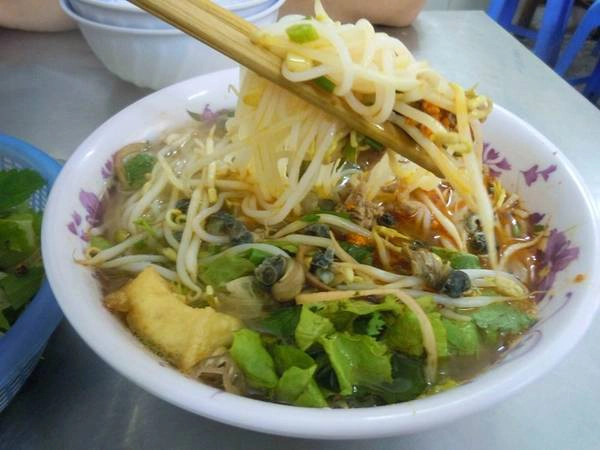 Bún ốc Hãy quên những món ăn nhanh, mang lại sự thoải mái như súp gà, ở Hà Nội bạn có thể thưởng thức bún ốc. Một suất này thường có bún, ốc, đậu phụ, chút thịt bò, thịt cua và đĩa rau sống. Nguyên liệu luôn có trong nước dùng của món bún là cà chua, giấm gạo và ớt. Du khách có thể tìm ăn bún đậu ở nhiều nơi của Hà Nội, nhưng hãy ghé thử số 13, Hòe Nhai, quận Ba Đình, bún ở đây cay hơn và vẫn đậm đà hương vị. Bún ốc Hãy quên những món ăn nhanh, mang lại sự thoải mái như súp gà, ở Hà Nội bạn có thể thưởng thức bún ốc. Một suất này thường có bún, ốc, đậu phụ, chút thịt bò, thịt cua và đĩa rau sống. Nguyên liệu luôn có trong nước dùng của món bún là cà chua, giấm gạo và ớt. Du khách có thể tìm ăn bún đậu ở nhiều nơi của Hà Nội, nhưng hãy ghé thử số 13, Hòe Nhai, quận Ba Đình, bún ở đây cay hơn và vẫn đậm đà hương vị.