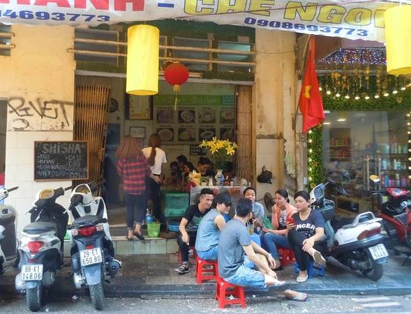 Chè: Kết thúc bữa ăn thực khách có thể chọn món ngọt như chè, làm từ nước cốt dừa, hoa quả, đậu, ngô, bột sắn... Cuối ngày, bạn hãy dạo qua quán ở số 31 Đào Duy Từ và thưởng thức các loại chè hoặc nhâm nhi cốc trà chanh với đĩa hướng dương thơm. Chè: Kết thúc bữa ăn thực khách có thể chọn món ngọt như chè, làm từ nước cốt dừa, hoa quả, đậu, ngô, bột sắn... Cuối ngày, bạn hãy dạo qua quán ở số 31 Đào Duy Từ và thưởng thức các loại chè hoặc nhâm nhi cốc trà chanh với đĩa hướng dương thơm.