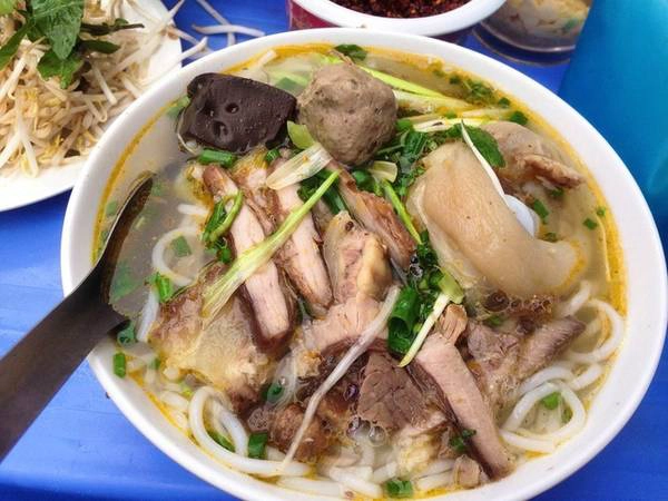 Bún bò Huế: Một món bún nổi tiếng khác là bún bò Huế, có nguồn gốc từ cố đô Huế ở miền Trung Việt Nam. Tuy vậy, người Hà Nội cũng rất ưa chuộng món này. Một bát gồm bún,chân giò lợn, thịt và tiết lợn cùng nước dùng hòa quyện đủ cay, ngọt, chua. Sự kết hợp hương vị này cũng từng làm đầu bếp Anthony Bourdain phải ngạc nhiên và khen ngợi. Nếu không ăn tiết và chân giò bạn có thể yêu cầu riêng với chủ quán. Địa chỉ ăn bún bò Huế mà Lonely Planet gợi ý là số 3 Quang Trung, quận Hoàn Kiếm. Bún bò Huế: Một món bún nổi tiếng khác là bún bò Huế, có nguồn gốc từ cố đô Huế ở miền Trung Việt Nam. Tuy vậy, người Hà Nội cũng rất ưa chuộng món này. Một bát gồm bún,chân giò lợn, thịt và tiết lợn cùng nước dùng hòa quyện đủ cay, ngọt, chua. Sự kết hợp hương vị này cũng từng làm đầu bếp Anthony Bourdain phải ngạc nhiên và khen ngợi. Nếu không ăn tiết và chân giò bạn có thể yêu cầu riêng với chủ quán. Địa chỉ ăn bún bò Huế mà Lonely Planet gợi ý là số 3 Quang Trung, quận Hoàn Kiếm.