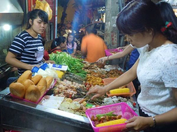 Đồ nướng: Cầm một rổ nhựa nhỏ và kẹp rồi tự chọn đồ ăn, quầy bán đồ nướng trên phố trông giống như một khu chợ nông sản thu nhỏ. Hàng nướng đông khách trên khu phố cổ mà du khách nên ghé qua là 66 Hàng Bông vì có nhiều loại rau, thịt kebab, hải sản. Chọn xong, khách sẽ có bếp riêng để tự nướng. Một địa chỉ ăn đồ nướng bình dân khác là 61 Quán Sứ với nhiều loại sườn, mướp, nấm... Đồ nướng: Cầm một rổ nhựa nhỏ và kẹp rồi tự chọn đồ ăn, quầy bán đồ nướng trên phố trông giống như một khu chợ nông sản thu nhỏ. Hàng nướng đông khách trên khu phố cổ mà du khách nên ghé qua là 66 Hàng Bông vì có nhiều loại rau, thịt kebab, hải sản. Chọn xong, khách sẽ có bếp riêng để tự nướng. Một địa chỉ ăn đồ nướng bình dân khác là 61 Quán Sứ với nhiều loại sườn, mướp, nấm...