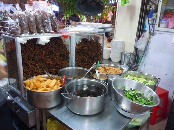 Miến xào lươn: Lươn không phải là nguyên liệu thường dùng làm salad ở Việt Nam. Để thưởng thức món lươn chế biến khác lạ đó bạn nên tới số 87, Hàng Điếu, quận Hoàn Kiếm. Quán chuyên về miến xào lươn, thịt lươn giòn được trộn với miến, trứng, giá đậu. Ngoài ra, quán còn phục vụ miến trộn, cháo lươn. Nổi bật ngay ở cửa vào là tủ thịt lươn lớn nên thực khách sẽ dễ phát hiện khi tìm tới đây. Miến xào lươn: Lươn không phải là nguyên liệu thường dùng làm salad ở Việt Nam. Để thưởng thức món lươn chế biến khác lạ đó bạn nên tới số 87, Hàng Điếu, quận Hoàn Kiếm. Quán chuyên về miến xào lươn, thịt lươn giòn được trộn với miến, trứng, giá đậu. Ngoài ra, quán còn phục vụ miến trộn, cháo lươn. Nổi bật ngay ở cửa vào là tủ thịt lươn lớn nên thực khách sẽ dễ phát hiện khi tìm tới đây.