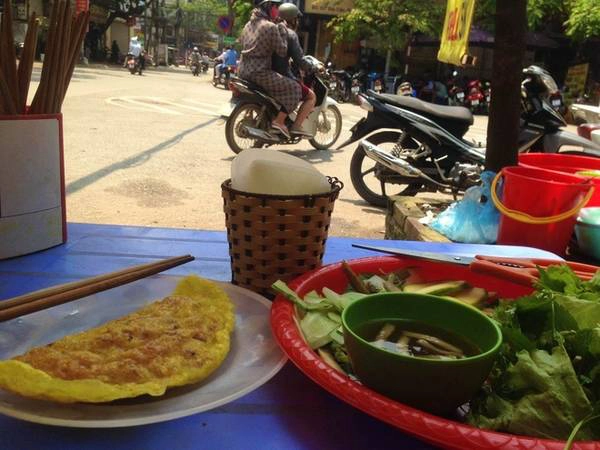Bánh xèo: Bánh xèo dẹp, có cách chế biến gần với bánh pancake. Phiên bản bánh xèo của Hà Nội nhỏ, chứa đầy tôm, giá đậu ăn kèm các loại rau, dưa chuột, xoài xanh, nước chấm đu đủ. Bánh được đem ra cùng một chiếc kéo để bạn tự cắt nhỏ trước khi ăn. Hầu như bánh xèo ở Hà Nội đều ăn cùng với nem lụi. Khu phố nổi tiếng nhất với hai món ăn này là Đội Cấn, quận Ba Đình. Bánh xèo: Bánh xèo dẹp, có cách chế biến gần với bánh pancake. Phiên bản bánh xèo của Hà Nội nhỏ, chứa đầy tôm, giá đậu ăn kèm các loại rau, dưa chuột, xoài xanh, nước chấm đu đủ. Bánh được đem ra cùng một chiếc kéo để bạn tự cắt nhỏ trước khi ăn. Hầu như bánh xèo ở Hà Nội đều ăn cùng với nem lụi. Khu phố nổi tiếng nhất với hai món ăn này là Đội Cấn, quận Ba Đình.