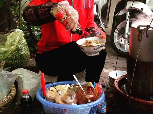 Bánh đa trộn: Để thưởng thức bánh đa trộn, thực khách hãy tìm tới 42c Lý Thường Kiệt, quận Hoàn Kiếm. Bạn sẽ thấy một phụ nữ ngồi ven đường cùng với quang gánh một bên là nồi bốc hơi nghi ngút, một bên chứa đầy các nguyên liệu tươi ngon. Cô ấy bán hàng mỗi ngày và thường cho những người đi ăn trưa. Bát bánh đa trộn ở đây khá đầy đặn, có thêm giò, chả cá, đậu phụ, lạc và rau cùng nước sốt ngon. Bánh đa trộn: Để thưởng thức bánh đa trộn, thực khách hãy tìm tới 42c Lý Thường Kiệt, quận Hoàn Kiếm. Bạn sẽ thấy một phụ nữ ngồi ven đường cùng với quang gánh một bên là nồi bốc hơi nghi ngút, một bên chứa đầy các nguyên liệu tươi ngon. Cô ấy bán hàng mỗi ngày và thường cho những người đi ăn trưa. Bát bánh đa trộn ở đây khá đầy đặn, có thêm giò, chả cá, đậu phụ, lạc và rau cùng nước sốt ngon.