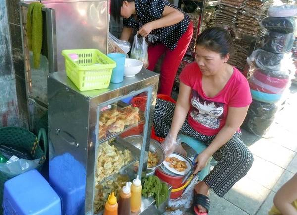 Há cảo và bánh tôm: Quầy hàng nhỏ ở số 55 Hàng Bồ trên khu phố cổ đã bán hai món ăn này được khoảng 30 năm nay. Quán bán vào các buổi chiều từ 14h30 đến 17h. Há cảo chiên có nhân nấm, thịt lợn, hành khô và bánh tôm thì thường làm bằng tôm và khoai lang. Nước chấm quán dùng là mắm pha chua ngọt cùng vài lát đu đủ. Bạn có thể thưởng thức cả hai món này cùng với một cốc sữa đậu nành mát lạnh. Há cảo và bánh tôm: Quầy hàng nhỏ ở số 55 Hàng Bồ trên khu phố cổ đã bán hai món ăn này được khoảng 30 năm nay. Quán bán vào các buổi chiều từ 14h30 đến 17h. Há cảo chiên có nhân nấm, thịt lợn, hành khô và bánh tôm thì thường làm bằng tôm và khoai lang. Nước chấm quán dùng là mắm pha chua ngọt cùng vài lát đu đủ. Bạn có thể thưởng thức cả hai món này cùng với một cốc sữa đậu nành mát lạnh.