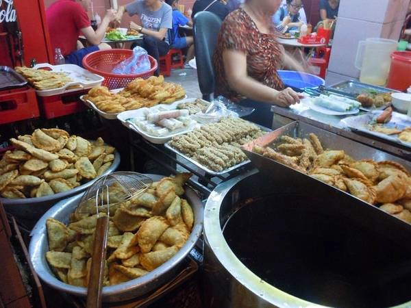 Bánh gối: Một trong những địa điểm ăn bánh gối nổi tiếng nhất Hà Nội nằm trên đường Lý Quốc Sư, gần Nhà thờ lớn. Bánh làm giống như một chiếc gối, bên trong là nhân gồm thịt lợn, nấm, miến... Du khách có thể chọn ăn thêm các món khác ở quán như nem cua bể, bánh rán thịt và bánh rán ngọt. Bánh gối: Một trong những địa điểm ăn bánh gối nổi tiếng nhất Hà Nội nằm trên đường Lý Quốc Sư, gần Nhà thờ lớn. Bánh làm giống như một chiếc gối, bên trong là nhân gồm thịt lợn, nấm, miến... Du khách có thể chọn ăn thêm các món khác ở quán như nem cua bể, bánh rán thịt và bánh rán ngọt.