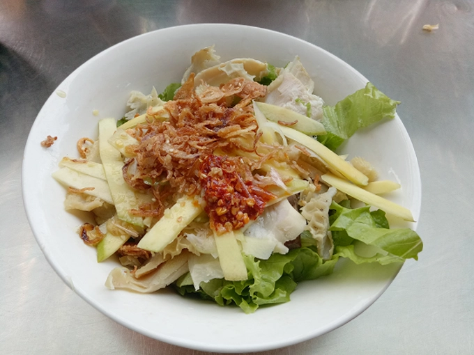 Đến chợ Cồn, bạn có thể lựa chọn gánh hàng rong, quán vỉa hè hoặc quán xá có bàn ghế rộng rãi, tùy theo ý thích và nhu cầu khám phá ẩm thực. Đến chợ Cồn, bạn có thể lựa chọn gánh hàng rong, quán vỉa hè hoặc quán xá có bàn ghế rộng rãi, tùy theo ý thích và nhu cầu khám phá ẩm thực.