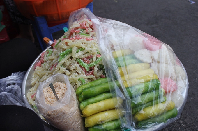 Bánh tằm Cổng chợ có gánh bánh tằm nhiều màu sắc. Miếng bánh dẻo dai lăn qua dừa bào nhuyễn tạo vị ngọt thơm. Chỉ với 5.000 đồng bạn sẽ được thưởng thức món ăn này. Bánh tằm Cổng chợ có gánh bánh tằm nhiều màu sắc. Miếng bánh dẻo dai lăn qua dừa bào nhuyễn tạo vị ngọt thơm. Chỉ với 5.000 đồng bạn sẽ được thưởng thức món ăn này.