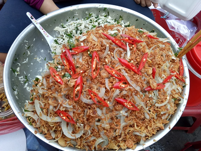 Mít trộn Dọc khu ẩm thực bên trong chợ có nhiều quầy hàng bán mít trộn da heo, hay còn gọi là gỏi mít. Món này có vị bùi và ngọt của mít non, giòn của da heo, thêm vị thơm của đậu phộng, hành phi và chút cay cay của ớt, rau thơm… tất cả tạo nên vị ngon hấp dẫn. Một đĩa mít trộn có giá 10.000 - 20.000 đồng. Mít trộn Dọc khu ẩm thực bên trong chợ có nhiều quầy hàng bán mít trộn da heo, hay còn gọi là gỏi mít. Món này có vị bùi và ngọt của mít non, giòn của da heo, thêm vị thơm của đậu phộng, hành phi và chút cay cay của ớt, rau thơm… tất cả tạo nên vị ngon hấp dẫn. Một đĩa mít trộn có giá 10.000 - 20.000 đồng.