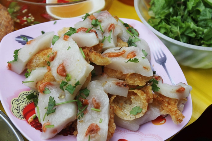 Bánh cuốn, bánh ram ít Bánh cuốn ăn kèm chả lụa, hành phi, còn bánh ram ít được kết hợp từ hai loại bánh, các nguyên liệu cơ bản như gạo nếp, bột đậu xanh và bột tôm. Nước mắm cay là món ăn kèm không thể thiếu. Giá một phần là 20.000 đồng. Bánh cuốn, bánh ram ít Bánh cuốn ăn kèm chả lụa, hành phi, còn bánh ram ít được kết hợp từ hai loại bánh, các nguyên liệu cơ bản như gạo nếp, bột đậu xanh và bột tôm. Nước mắm cay là món ăn kèm không thể thiếu. Giá một phần là 20.000 đồng.