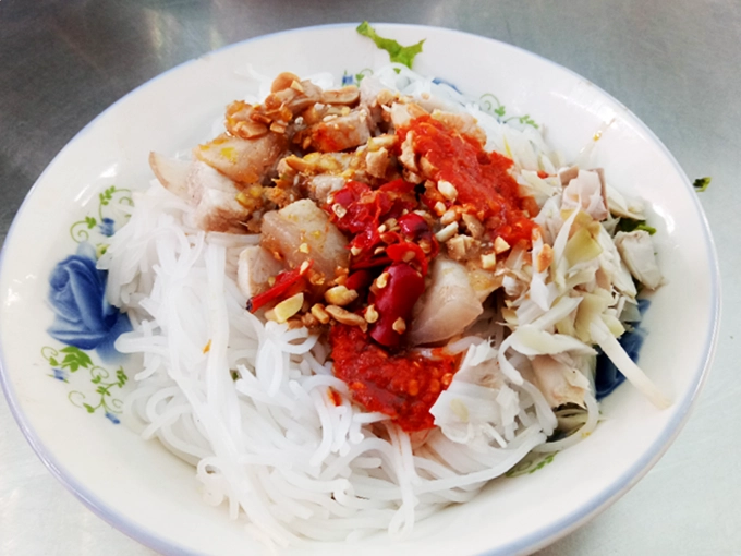 Bún mắm nêm Đây là món ăn đặc trưng của ẩm thực miền Trung. Tô bún mắm nêm mang ra, thực khách cảm nhận mùi thơm của mắm kết hợp vị cay xé lưỡi của ớt. Hàng bún mắm chị Trinh ở khu ẩm thực phía trong được yêu thích hơn cả. Giá một phần bún mắm heo quay là 20.000 đồng. Bún mắm nêm Đây là món ăn đặc trưng của ẩm thực miền Trung. Tô bún mắm nêm mang ra, thực khách cảm nhận mùi thơm của mắm kết hợp vị cay xé lưỡi của ớt. Hàng bún mắm chị Trinh ở khu ẩm thực phía trong được yêu thích hơn cả. Giá một phần bún mắm heo quay là 20.000 đồng.