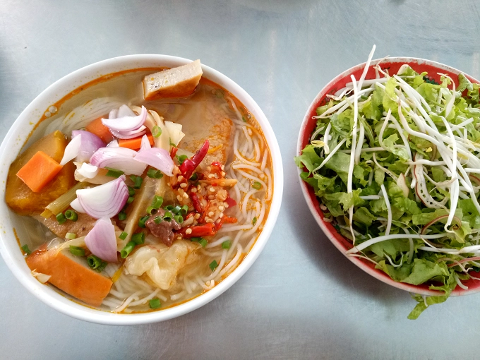 Bún chả cá Tô bún chả cá với đặc trưng nhiều ớt và hành tím ngâm hấp dẫn thực khách ngay từ cách trình bày. Để có tô bún với nước dùng ngọt thanh, đầu bếp chọn mua loại cá tươi ngon nhất và qua nhiều khâu chế biến. Rau sống ăn kèm khiến bạn đỡ ngán và cay. Giá mỗi tô bún là 15.000-20.000 đồng. Bún chả cá Tô bún chả cá với đặc trưng nhiều ớt và hành tím ngâm hấp dẫn thực khách ngay từ cách trình bày. Để có tô bún với nước dùng ngọt thanh, đầu bếp chọn mua loại cá tươi ngon nhất và qua nhiều khâu chế biến. Rau sống ăn kèm khiến bạn đỡ ngán và cay. Giá mỗi tô bún là 15.000-20.000 đồng.