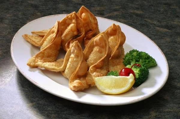 <strong>1. Hoành thánh cua chiên giòn (Crab rangoon): </strong> Điều duy nhất khiến món ăn này mang âm hưởng Trung Quốc là lớp vỏ bánh hoành thánh. Trên thực tế, loại kem phô mai phía trong vỏ bánh không có ở châu Á. <strong>1. Hoành thánh cua chiên giòn (Crab rangoon): </strong> Điều duy nhất khiến món ăn này mang âm hưởng Trung Quốc là lớp vỏ bánh hoành thánh. Trên thực tế, loại kem phô mai phía trong vỏ bánh không có ở châu Á.