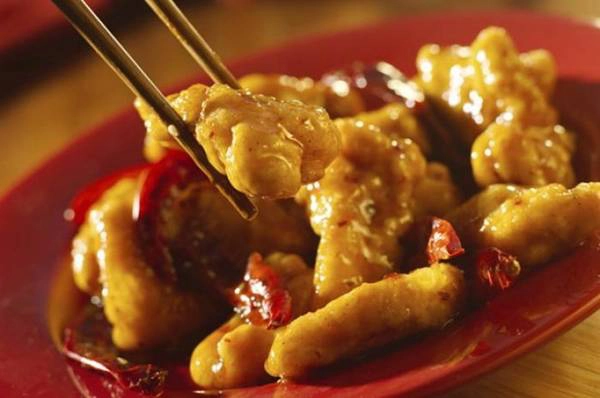 <strong>2. Gà xào tương (General Tso’s chicken): </strong> Mặc dù hương vị và cách chế biến mang âm hưởng truyền thống ẩm thực người Hồ Nam nhưng món gà xào tương này được một đầu bếp Trung Quốc tại New York chế biến. <strong>2. Gà xào tương (General Tso’s chicken): </strong> Mặc dù hương vị và cách chế biến mang âm hưởng truyền thống ẩm thực người Hồ Nam nhưng món gà xào tương này được một đầu bếp Trung Quốc tại New York chế biến.