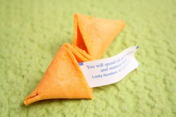 <strong>3. Bánh may mắn (Fortune cookies): </strong> Khi xem phim Mỹ, bạn sẽ thấy món bánh này xuất hiện khi các nhân vật đi ăn tại một nhà hàng Trung Quốc với mong muốn nhận được sự may mắn. Trên thực tế, món ăn này không có liên hệ gì với người Trung Quốc, mà là "bản sao" của món bánh gạo senbei của người Nhật. <strong>3. Bánh may mắn (Fortune cookies): </strong> Khi xem phim Mỹ, bạn sẽ thấy món bánh này xuất hiện khi các nhân vật đi ăn tại một nhà hàng Trung Quốc với mong muốn nhận được sự may mắn. Trên thực tế, món ăn này không có liên hệ gì với người Trung Quốc, mà là "bản sao" của món bánh gạo senbei của người Nhật.