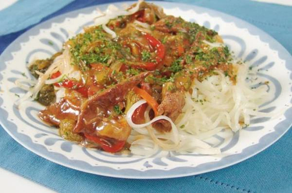<strong>4. Món xào thập cẩm (Chop Suey): </strong>Mặc dù người Trung Quốc gọi món xào thập cẩm là "hổ lốn món" trong tiếng Quảng Đông, trên thực tế nó không bắt nguồn từ Trung Quốc. Không ai biết câu chuyện chính xác về nguồn gốc của món xào thập cẩm, song một số người cho rằng món này ra đời khi một đầu bếp Mỹ gốc Hoa trộn thức ăn sót lại trên các đĩa mà thực khách bỏ lại để tạo nên món mới. <strong>4. Món xào thập cẩm (Chop Suey): </strong>Mặc dù người Trung Quốc gọi món xào thập cẩm là "hổ lốn món" trong tiếng Quảng Đông, trên thực tế nó không bắt nguồn từ Trung Quốc. Không ai biết câu chuyện chính xác về nguồn gốc của món xào thập cẩm, song một số người cho rằng món này ra đời khi một đầu bếp Mỹ gốc Hoa trộn thức ăn sót lại trên các đĩa mà thực khách bỏ lại để tạo nên món mới.