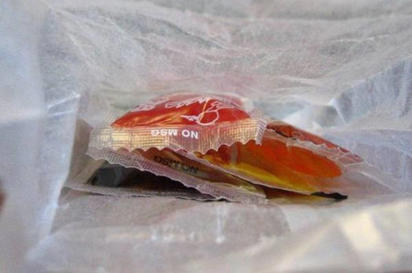 <strong>5. Nước sốt vịt ( Duck Sauce): </strong>Đây là món được "Mỹ hóa" từ nước sốt mận của Trung Quốc, hay tương đen, được chế biến từ quả mơ nên có màu cam, một loại nước sốt phổ biến ở Trung Quốc. <strong>5. Nước sốt vịt ( Duck Sauce): </strong>Đây là món được "Mỹ hóa" từ nước sốt mận của Trung Quốc, hay tương đen, được chế biến từ quả mơ nên có màu cam, một loại nước sốt phổ biến ở Trung Quốc.