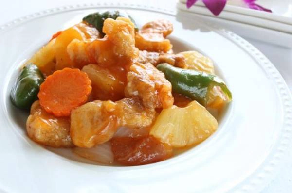 <strong>6. Sườn xào chua ngọt (Sweet and Sour Pork): </strong>Món này là phiên bản kiểu Mỹ của món cá sốt chua ngọt. Tuy nhiên, phần nước sốt không có cà chua như trong món sườn ram chua ngọt này. Bên cạnh đó, nước sốt kiểu Mỹ cũng ngọt hơn rất nhiều so với bản gốc. <strong>6. Sườn xào chua ngọt (Sweet and Sour Pork): </strong>Món này là phiên bản kiểu Mỹ của món cá sốt chua ngọt. Tuy nhiên, phần nước sốt không có cà chua như trong món sườn ram chua ngọt này. Bên cạnh đó, nước sốt kiểu Mỹ cũng ngọt hơn rất nhiều so với bản gốc.