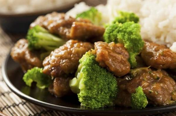 <strong>7. Bò xào bông cải xanh (Beef with Broccoli): </strong>Bông cải xanh là một loại thực vật có nguồn gốc châu Âu và rất khó trồng ở các nước có khí hậu nhiệt đới. Ở Trung Quốc, người ta thường làm món thịt bò xào cải ngồng. <strong>7. Bò xào bông cải xanh (Beef with Broccoli): </strong>Bông cải xanh là một loại thực vật có nguồn gốc châu Âu và rất khó trồng ở các nước có khí hậu nhiệt đới. Ở Trung Quốc, người ta thường làm món thịt bò xào cải ngồng.