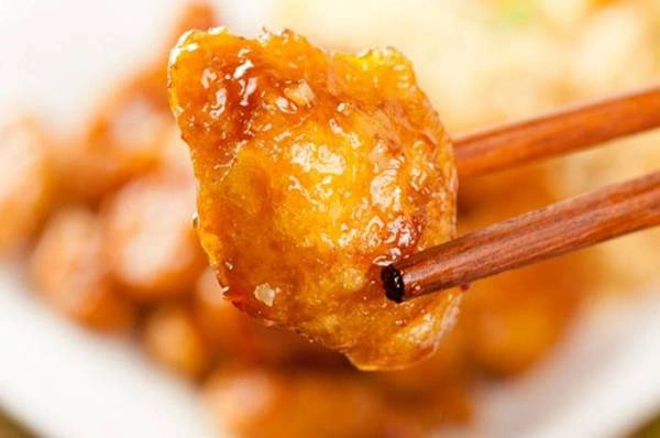 <strong>8. Gà sốt cam (Orange Chicken): </strong>Đây là một phiên bản kết hợp giữa gà xào tương (món số 2) và sườn ram chua ngọt (món số 6). Và vì thế, bạn đừng mong tìm được món này ở bất cứ nơi nào ở Trung Quốc. <strong>8. Gà sốt cam (Orange Chicken): </strong>Đây là một phiên bản kết hợp giữa gà xào tương (món số 2) và sườn ram chua ngọt (món số 6). Và vì thế, bạn đừng mong tìm được món này ở bất cứ nơi nào ở Trung Quốc.