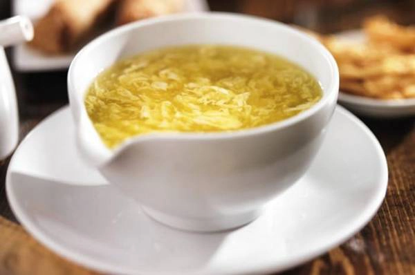<strong>9. Súp trứng gà (Egg Drop Soup): </strong>Món ăn này rất phổ biến ở Việt Nam. Súp trứng gà bao gồm trứng gà được đánh đều và nấu với nước dùng cho đến khi kết thành những váng mỏng, sau đó cho thêm ít bột bắp để tạo độ sệt cho món súp. Song, đây vẫn không phải là một món ăn Trung Hoa như mọi người lầm tưởng. <strong>9. Súp trứng gà (Egg Drop Soup): </strong>Món ăn này rất phổ biến ở Việt Nam. Súp trứng gà bao gồm trứng gà được đánh đều và nấu với nước dùng cho đến khi kết thành những váng mỏng, sau đó cho thêm ít bột bắp để tạo độ sệt cho món súp. Song, đây vẫn không phải là một món ăn Trung Hoa như mọi người lầm tưởng.