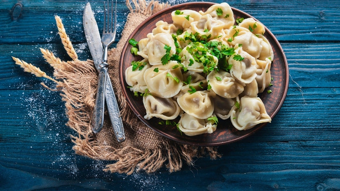 Pelmeni Đây là những chiếc bánh nhỏ làm từ thịt bằm nhuyễn gói trong một lớp bột rồi luộc chín trong nước muối. Bạn có thể thấy món ăn này khá giống ravioli của Italy nhưng đừng nói điều đó với người Nga. Họ còn thêm hành và đôi khi có cả đá bào vào trong nhân bánh. Pelmeni Đây là những chiếc bánh nhỏ làm từ thịt bằm nhuyễn gói trong một lớp bột rồi luộc chín trong nước muối. Bạn có thể thấy món ăn này khá giống ravioli của Italy nhưng đừng nói điều đó với người Nga. Họ còn thêm hành và đôi khi có cả đá bào vào trong nhân bánh.