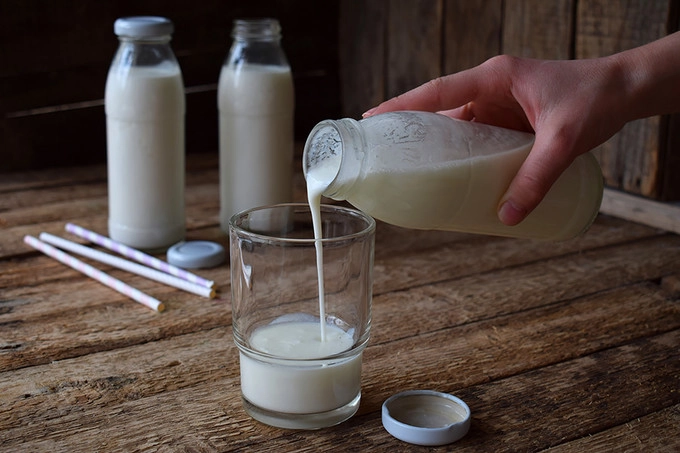 Các sản phẩm sữa lên men Kefir và ryazhenka là các sản phẩm từ sữa lên men rất tốt cho sức khỏe, đặc biệt là hệ tiêu hóa. Kefir có vị hơi chua, còn ryazhenka thì vị giống như caramel. Các sản phẩm sữa lên men Kefir và ryazhenka là các sản phẩm từ sữa lên men rất tốt cho sức khỏe, đặc biệt là hệ tiêu hóa. Kefir có vị hơi chua, còn ryazhenka thì vị giống như caramel.