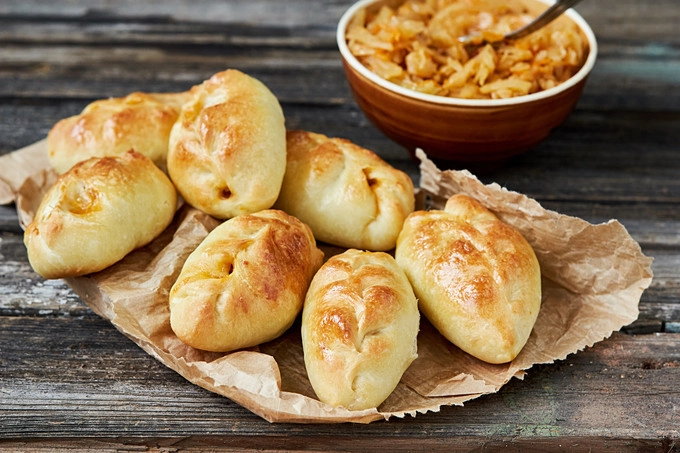 Pirojki Bạn muốn thích ngọt hay mặn đều có thể thưởng thức món này. Thực khách có thể thử cả phiên bản pirojki mặn với cải bắp, cơm, trứng, thịt bằm, hoặc phiên bản ngọt kèm táo và quả mọng. Pirojki Bạn muốn thích ngọt hay mặn đều có thể thưởng thức món này. Thực khách có thể thử cả phiên bản pirojki mặn với cải bắp, cơm, trứng, thịt bằm, hoặc phiên bản ngọt kèm táo và quả mọng.