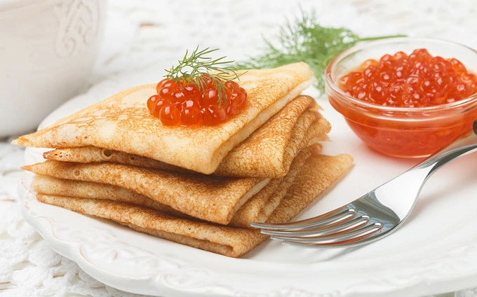 Blini Blini là loại bánh pancake Nga mà du khách không thể bỏ qua. Điều đặc biệt là thực khách sẽ ăn kèm bánh với trứng cá hồi thượng hạng, hoặc thịt bằm. Blini Blini là loại bánh pancake Nga mà du khách không thể bỏ qua. Điều đặc biệt là thực khách sẽ ăn kèm bánh với trứng cá hồi thượng hạng, hoặc thịt bằm.