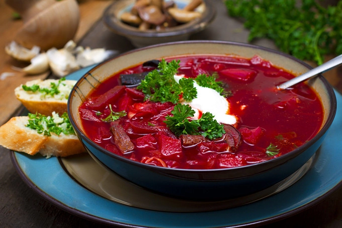 Borcht Đây là một loại súp nổi tiếng của người Đông Slavic. Tô súp có màu của rượu vang đỏ vì có nhiều củ cải đường. Kể cả khi bạn ghét củ cải đường cũng nên một lần ăn thử borscht với bánh mì pampushkas, phết tỏi bào và những miếng thịt mỡ nhỏ. Borcht Đây là một loại súp nổi tiếng của người Đông Slavic. Tô súp có màu của rượu vang đỏ vì có nhiều củ cải đường. Kể cả khi bạn ghét củ cải đường cũng nên một lần ăn thử borscht với bánh mì pampushkas, phết tỏi bào và những miếng thịt mỡ nhỏ.