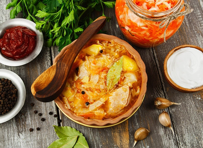 Shchi Súp cải bắp nấu kiểu Nga - Shchi là một món ăn truyền thống của người Nga. Món này có thể nấu cùng với cà rốt và quả nam việt quất để thưởng thức vào mùa đông. Đây là món rất giàu chất dinh dưỡng. Shchi Súp cải bắp nấu kiểu Nga - Shchi là một món ăn truyền thống của người Nga. Món này có thể nấu cùng với cà rốt và quả nam việt quất để thưởng thức vào mùa đông. Đây là món rất giàu chất dinh dưỡng.