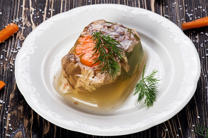 Kholodets Kholodets là một món nấu đông từ thịt lợn hoặc bò, thường ăn kèm với khoai tây và thì là. Từ kholod trong tiếng Nga nghĩa là lạnh vì thế món ăn cũng phổ biến hơn vào mùa đông, đặc biệt là các dịp lễ hội. Tuy vậy, Kholodets vẫn có thể nấu lúc nào tùy thích. Kholodets Kholodets là một món nấu đông từ thịt lợn hoặc bò, thường ăn kèm với khoai tây và thì là. Từ kholod trong tiếng Nga nghĩa là lạnh vì thế món ăn cũng phổ biến hơn vào mùa đông, đặc biệt là các dịp lễ hội. Tuy vậy, Kholodets vẫn có thể nấu lúc nào tùy thích.
