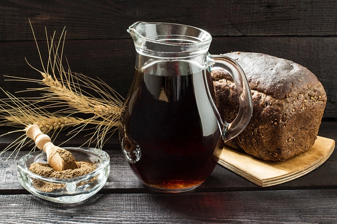 Kvass Đây là một thức uống lên men làm từ lúa mạch đen hoặc bánh mì lúa mạch đen. Tuy là sản phẩm lên men, ở Nga Kvass lại được liệt vào loại đồ không cồn vì lượng cồn thấp hơn 1,2%. Món uống này được làm từ các loại rau thơm như bạc hà, hay trái cây như dâu tây. 10-mon-nga-khach-xem-world-cup-khong-the-bo-lo-iviKvass Đây là một thức uống lên men làm từ lúa mạch đen hoặc bánh mì lúa mạch đen. Tuy là sản phẩm lên men, ở Nga Kvass lại được liệt vào loại đồ không cồn vì lượng cồn thấp hơn 1,2%. Món uống này được làm từ các loại rau thơm như bạc hà, hay trái cây như dâu tây.vu-9
