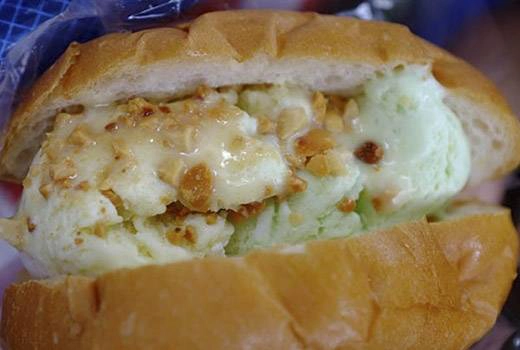 Bánh mì kem đơn giản chỉ là bánh mì mềm, kẹp thêm hai đến ba muỗng kem tròn, rắc đậu phộng rang và sữa đặc. (Ảnh: Internet) Bánh mì kem đơn giản chỉ là bánh mì mềm, kẹp thêm hai đến ba muỗng kem tròn, rắc đậu phộng rang và sữa đặc. (Ảnh: Internet)