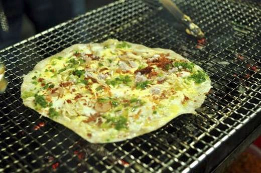 Bánh tráng nướng sẽ cực thơm ngon với lớp trứng cút được trán dưới phần đế bánh. (Ảnh: Internet) Bánh tráng nướng sẽ cực thơm ngon với lớp trứng cút được trán dưới phần đế bánh. (Ảnh: Internet)